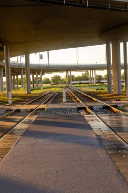 Ulaşım güvenliği kavramı. Demiryolu, yol, yol köprüsü.