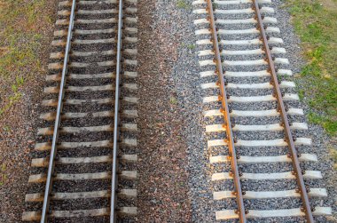 Ulaşım güvenliği kavramı. İki paralel tren yolu. Dikey ve yatay.