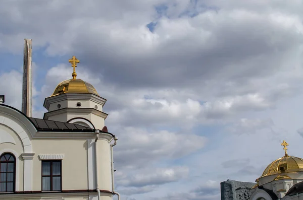 Obelisken av Brest fästning mot bakgrund av den ortodoxa kyrkan och den molniga himlen. — Stockfoto