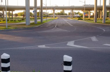 Ulaşım güvenliği kavramı. Demiryolu, yol, yol köprüsü.