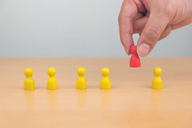 İnsan kaynakları, yetenek yönetimi ve işe alım işi konsepti, El 'in merdivenlere tahta bloğu koyması, uzayın kopyası.