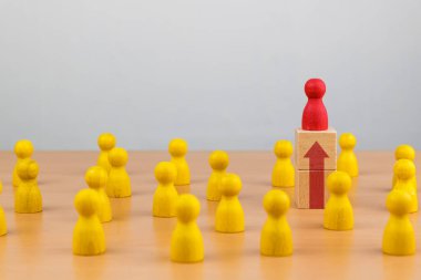 İnsan kaynakları, yetenek yönetimi ve işe alım işi konsepti, El 'in merdivenlere tahta bloğu koyması, uzayın kopyası.