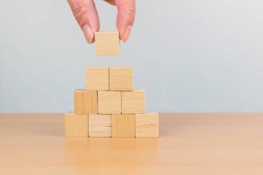 Tahta blokları merdiven gibi diziyorum. Büyüme süreci için iş konsepti