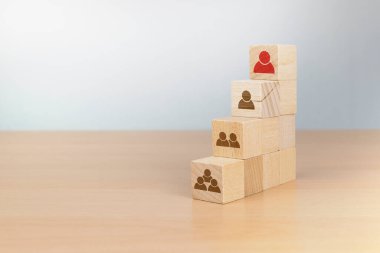 İnsan kaynakları, yetenek yönetimi ve işe alım işi konsepti, El 'in merdivenlere tahta bloğu koyması, uzayın kopyası.