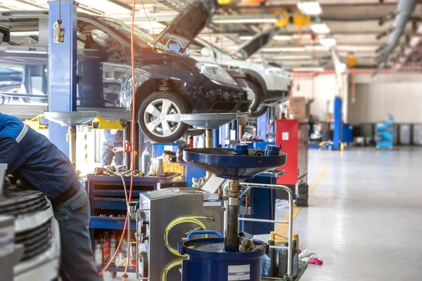 Estación Servicio Reparación Con Coches Modernos Levantados Bajo Mantenimiento Técnicos —  Fotos de Stock