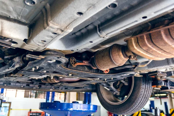 Reparatur Tankstelle Mit Angehobenen Modernen Autos Wartung Und Technikern Auf — Stockfoto