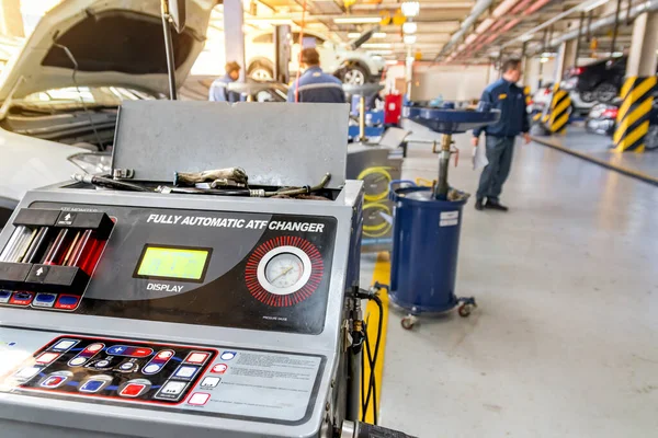 Estación Servicio Reparación Con Coches Modernos Levantados Bajo Mantenimiento Técnicos —  Fotos de Stock