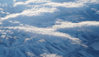 Uçaktan karlı dağların havadan görünüşü                               
