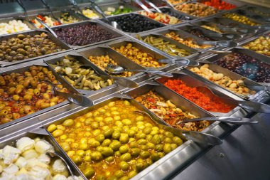   Restorandaki kabın içinde rengarenk taze sebze salatası çeşitleri                            