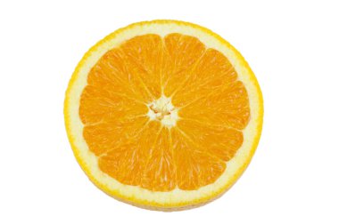 Beyaz arka planda izole edilmiş taze portakal dilimi
