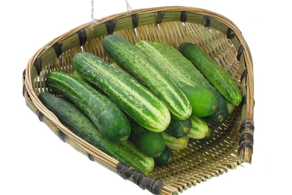 Frische Gurke Bambussieb Isoliert Auf Weißem Hintergrund — Stockfoto