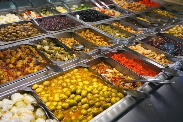   Restorandaki kabın içinde rengarenk taze sebze salatası çeşitleri                            