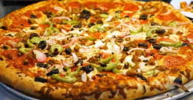  Taze pişmiş pizzaya yaklaş.                              