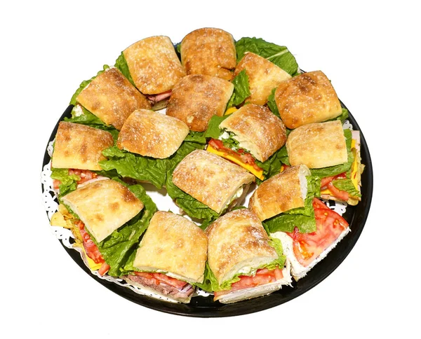 Beyaz arka planda izole edilmiş taze sandviçe yakın durun.                               