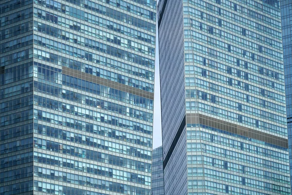 靠近有蓝色玻璃窗的现代办公大楼 — 图库照片