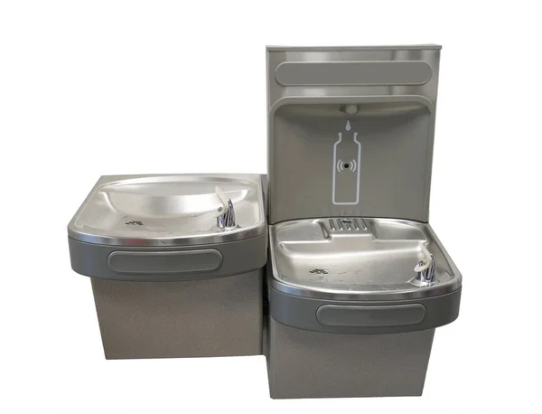 Paslanmaz içme suyu çeşmesine yaklaşın.                               