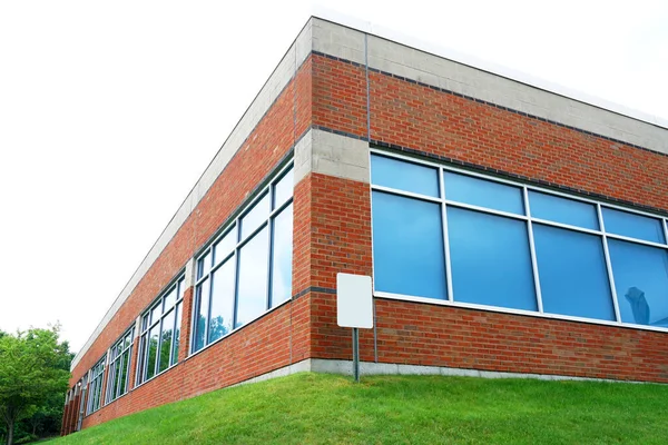 Ofis binasının dış kısmının düşük açılı görüntüsü                               