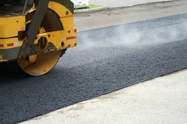 Yeni asfalt yolda paten kaymaya yakın dur.                               