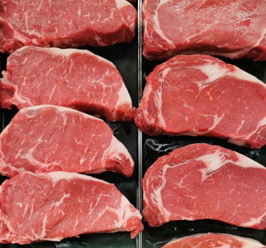 Markette satılık taze sığır pirzolası.