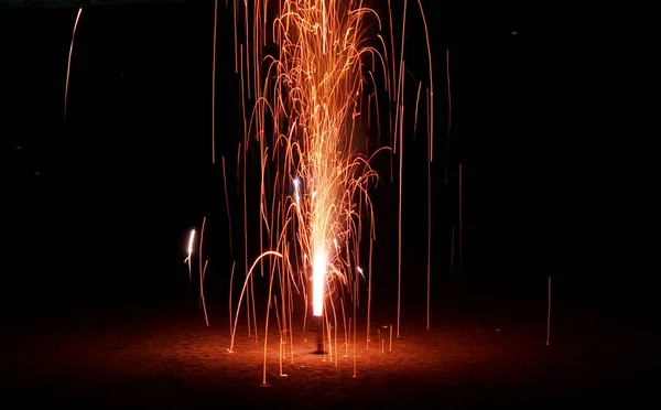  Havai fişek yağmuru gecenin karanlığına karışıyor                              