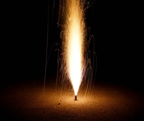暗い夜に噴水花火が流れ — ストック写真