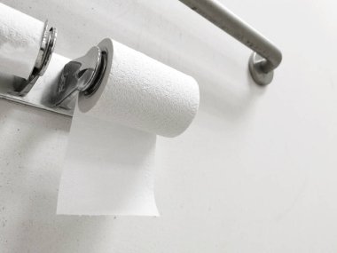 Banyodaki tuvalet kağıdını kapat.