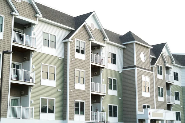   Modern kiralık daire binasını kapatın.                             