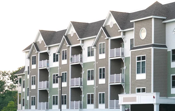 Modern kiralık daire binasını kapatın.                               