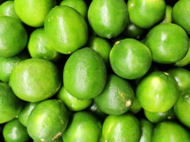 Hasat mevsiminde taze yeşil kireç yığını