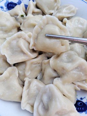 Yemek çubuğuna yaklaş ve tabağa hamur köftesi koy.