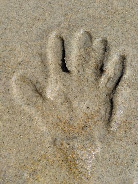 Kumsaldaki el izine yaklaş.