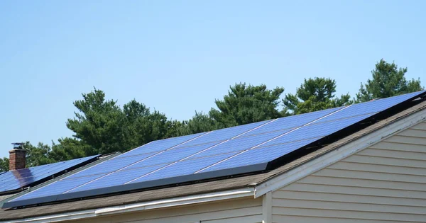 Evin çatısına güneş paneli yerleştirildi                               