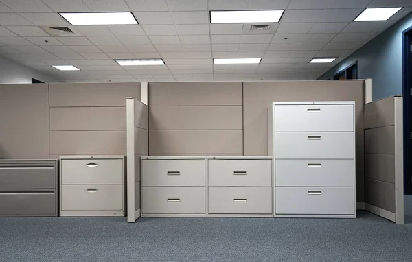 Ofisteki dolapları ve çekmeceleri kapatın.                               