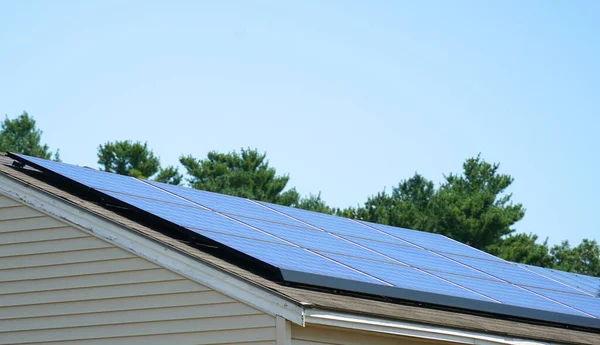 Solarmodul Auf Dem Hausdach Installiert Stockfoto