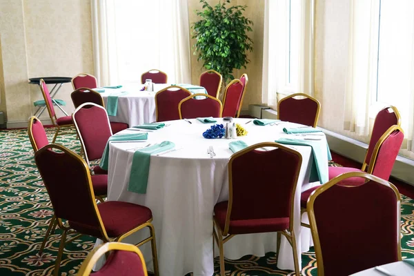 晩餐会会場のテーブルと椅子は ロイヤリティフリーのストック画像