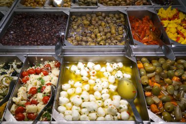  Restoranda taze zeytin ve sebze salatası çeşitleri                              