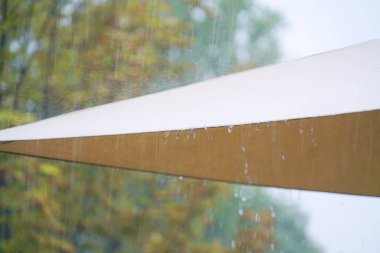 Şemsiyeden yağmur damlasını kapat                               