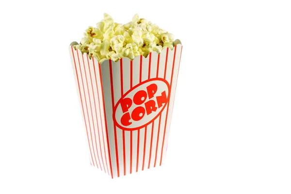 Beyaz arkaplanda izole edilmiş kağıttaki patlamış mısır                               