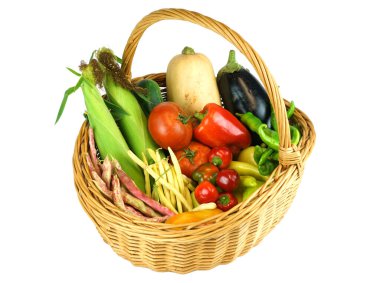 Yeni toplanmış taze sebzeler beyaz arka planda izole edilmiş sepette.                               