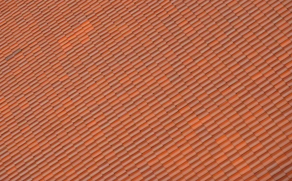 Çatıdaki Kırmızı Kiremitleri Kapatın — Stok fotoğraf