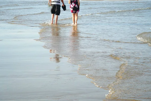 Close Couple Walking Beach Reflection — Stock Photo, Image