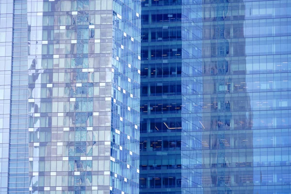 Zavřít Moderní Kancelářskou Budovu Modrými Okny — Stock fotografie
