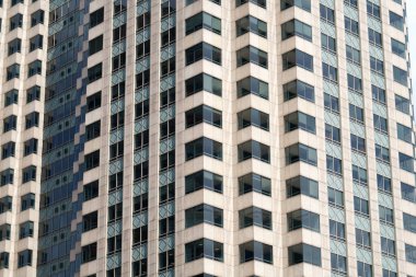 Ofis binasındaki cam pencerelerin ön cephedeki görüntüsünü kapat.                               