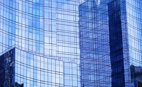 Близко Современному Офисному Зданию Синими Стеклянными Окнами — стоковое фото