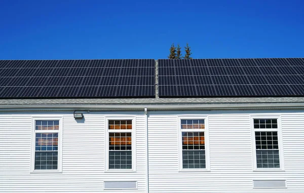   Evin çatısına güneş paneli yerleştirildi                             