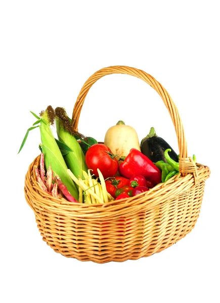 Yeni toplanmış taze sebzeler beyaz arka planda izole edilmiş sepette.                               