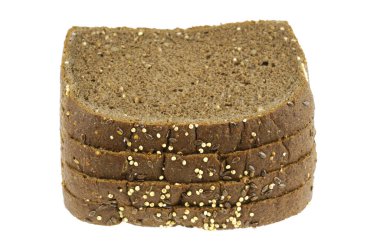  Koyu renkli, kepekli ekmeği beyaz arkaplanda kapayın.                              