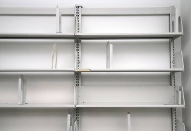    boş kitaplıkta ön plan görünümü                            