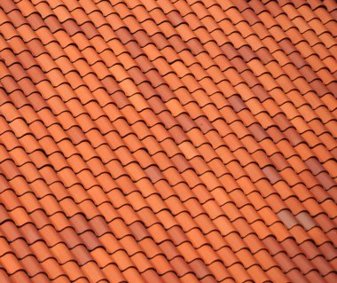   Çatıdaki kırmızı kiremitleri kapatın.                             