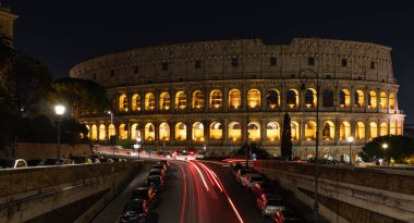 Geceleri sokaktan Colosseum 'un manzarası